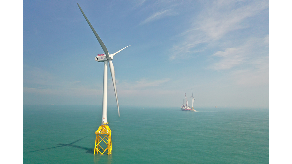 台電離岸風機聳立於台灣海峽(李德軒攝影)。